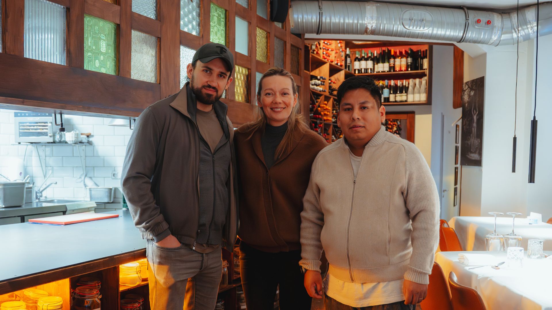 Charity Cooking von PREA mit geflüchteten Kindern im Restaurant 136 in Berlin – gemeinsames Kochen mit dem Nano’s Kidsclub Berlin und Chefkoch Matias Diaz Silva zur Förderung von Integration.